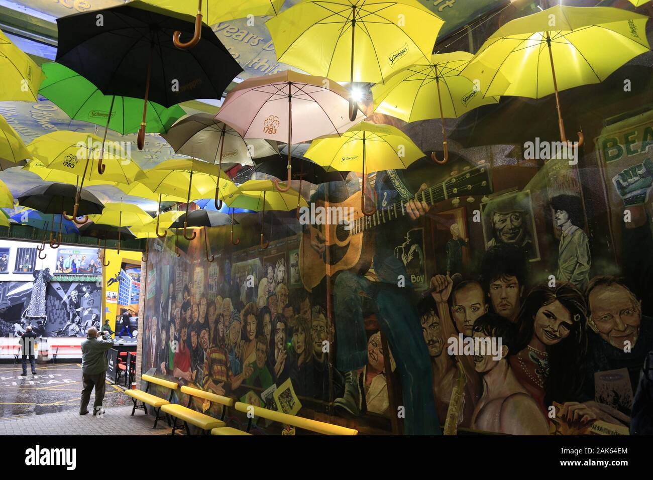 Belfast: Graffiti und bunte Regenschirme im Cathedral Quarter, Irlanda | Utilizzo di tutto il mondo Foto Stock