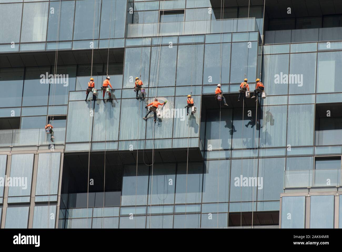 Un team di alto edificio cleaner all opera Al Maha Nakhon edificio in Silom nella città di Bangkok in Thailandia in Southest Asia. Thailandia, Bang Foto Stock