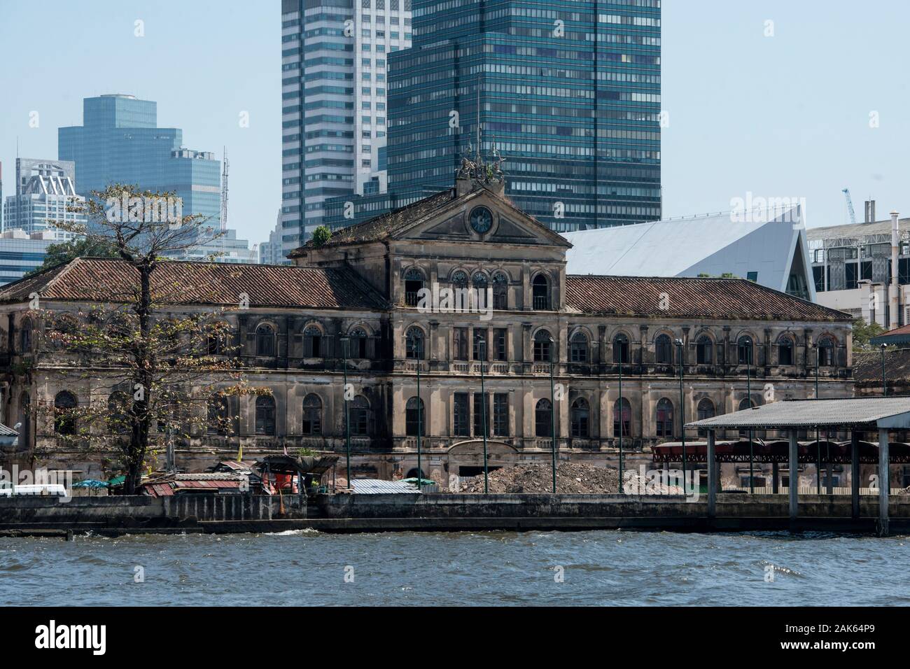 La vecchia casa doganale presso il fiume Chao Phraya nella città di Bangkok in Thailandia in Southest Asia. Thailandia, Bangkok, Novembre 2019 Foto Stock