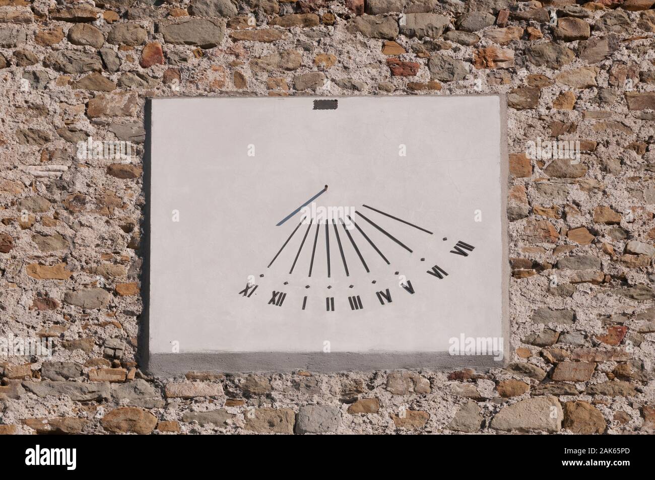 Marmo Antico orologio solare su una parete di mattoni Foto stock Alamy