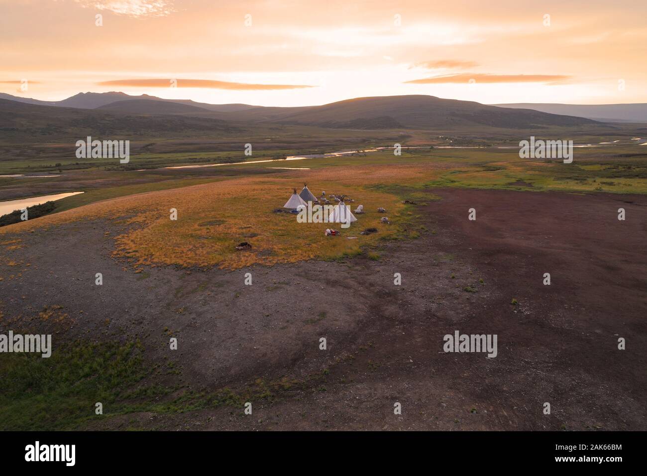 Alba nei campi di pastori nomadi di renne nella valle del fiume Longot Yegan (fotografia aerea). Ural Polare, Russia Foto Stock
