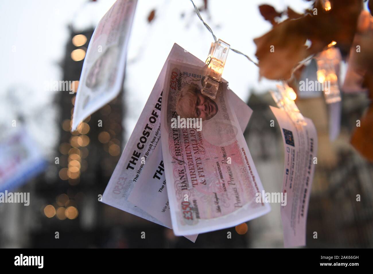 Un 'magic money tree" messo fino al di fuori della sede del parlamento di Londra da anti-Brexit contestatori. Foto Stock