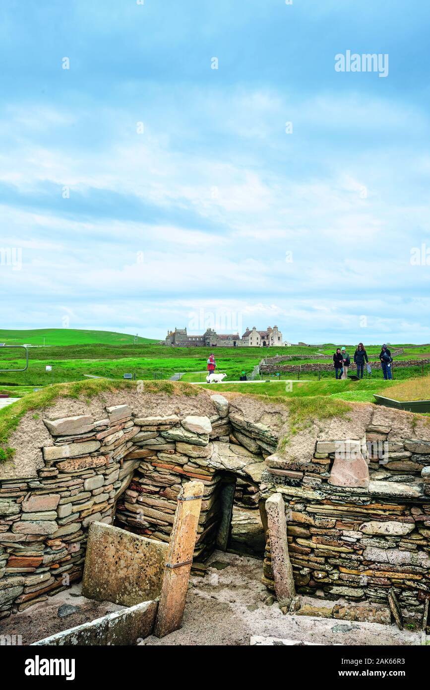 Orkney/Insel Terraferma: jungsteinzeitliche Siedlung Skara Brae an der baia di Skaill bei Sandwick, im Hintergrund das Herrenhaus Skaill House, Schottlan Foto Stock