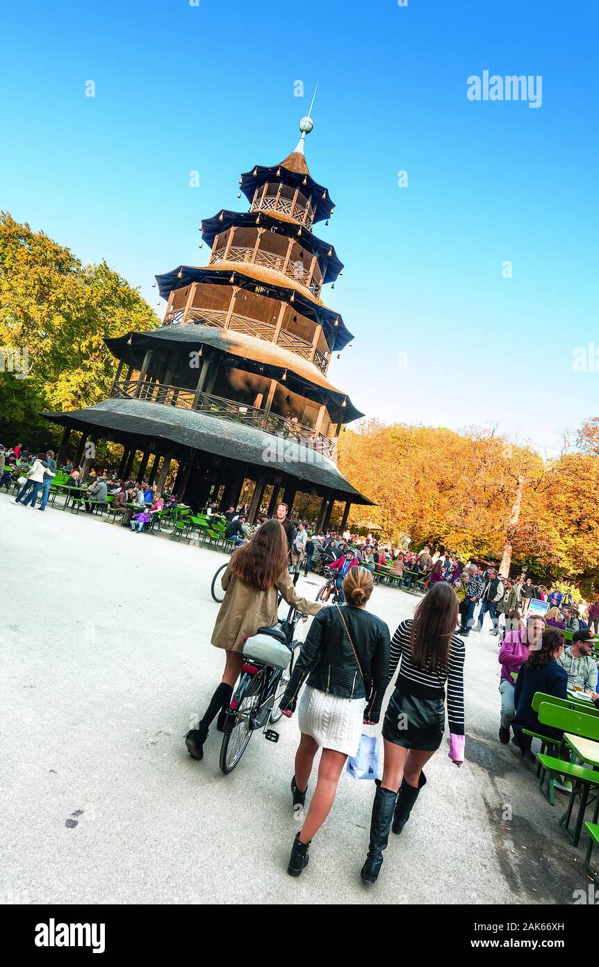 Stadtteil Schwabing: Chinesischer Turm im Englischen Garten, Muenchen | Utilizzo di tutto il mondo Foto Stock