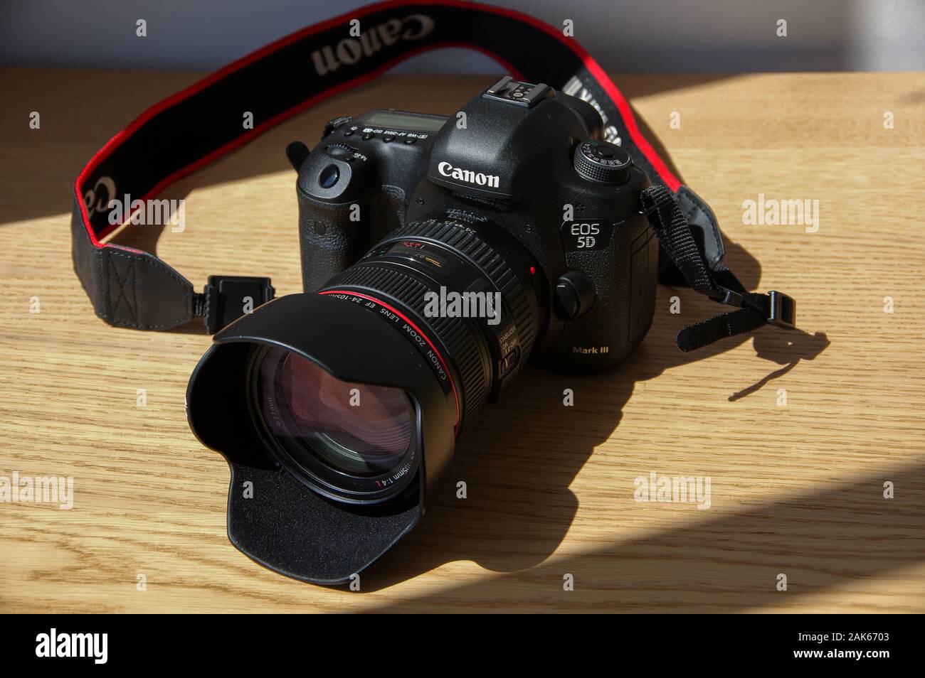 Canon EOS 5D Mark III digital reflex a obiettivo singolo corpo fotocamera  kit con EF 24-105mm F/4L È II USM e ufficiali del 5D3 tracolla Foto stock -  Alamy