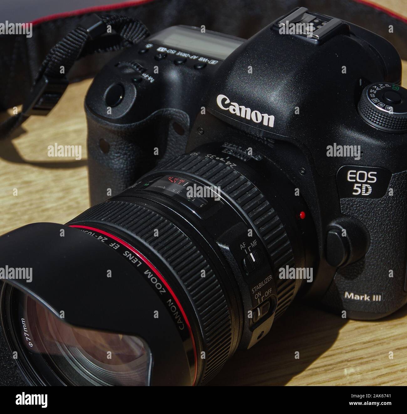 Canon EOS 5D Mark III digital reflex a obiettivo singolo corpo fotocamera kit con EF 24-105mm F/4L È II USM e ufficiali del 5D3 tracolla Foto Stock