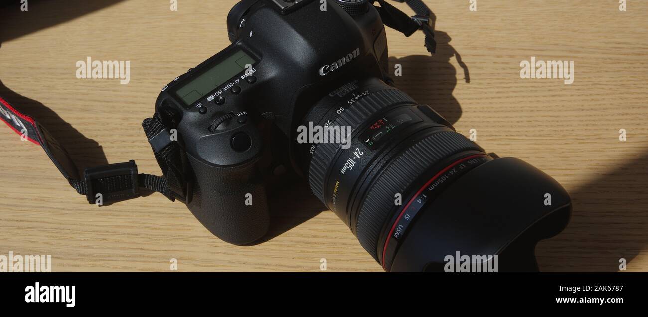 Canon EOS 5D Mark III digital reflex a obiettivo singolo corpo fotocamera kit con EF 24-105mm F/4L È II USM e ufficiali del 5D3 tracolla Foto Stock