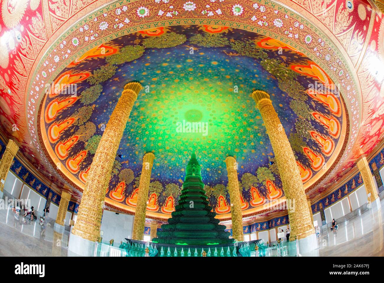 Il Wat Pak Nam tempio in Thonburi nei pressi della città di Bangkok in Thailandia in Southest Asia. Thailandia, Bangkok, Novembre 2019 Foto Stock