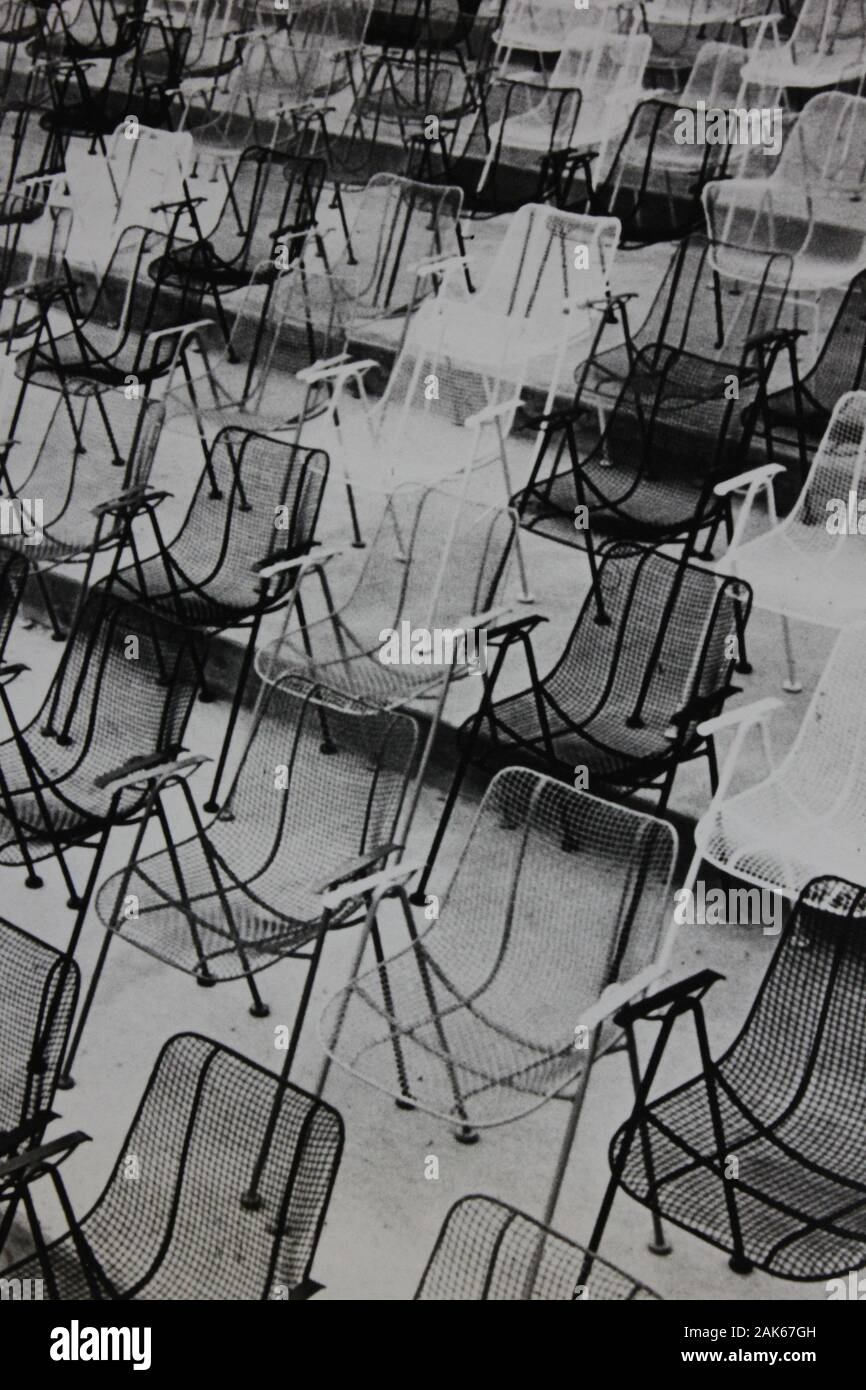 Fine anni '70 fotografia estrema in bianco e nero di un auditorium pieno di sedie vuote Foto Stock