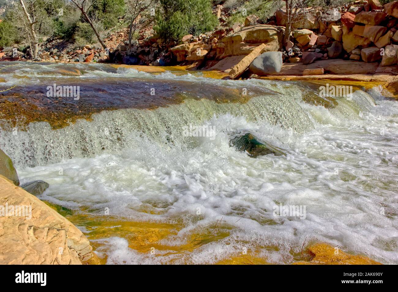 Una vista di Oak Creek alla Slide Rock Park vicino a Sedona in Arizona. Foto Stock