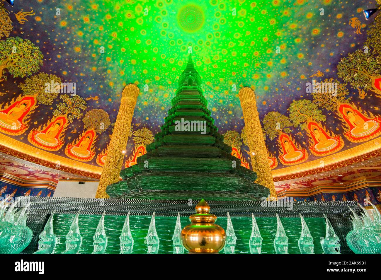 Il Wat Pak Nam tempio in Thonburi nei pressi della città di Bangkok in Thailandia in Southest Asia. Thailandia, Bangkok, Novembre 2019 Foto Stock