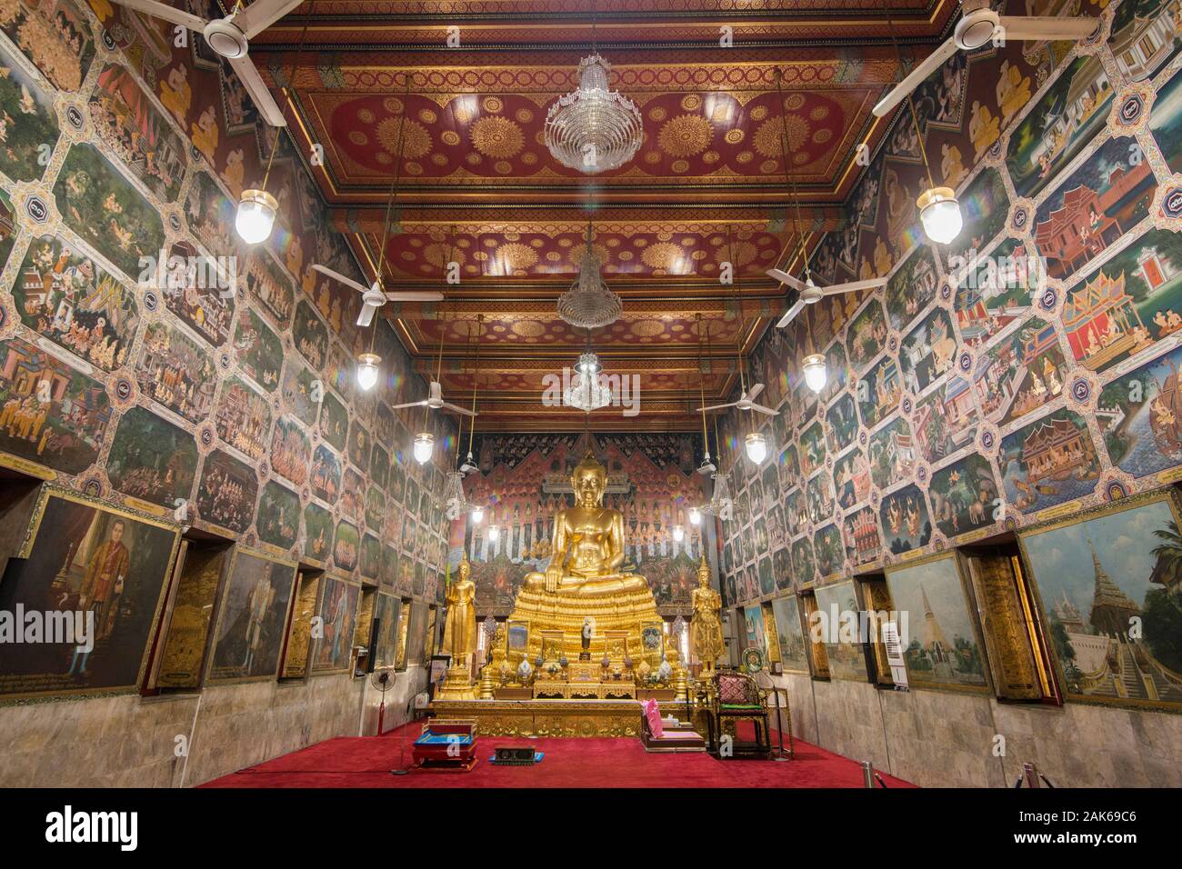 Un Buddha al Wat Pak Nam tempio in Thonburi nei pressi della città di Bangkok in Thailandia in Southest Asia. Thailandia, Bangkok, Novembre 2019 Foto Stock