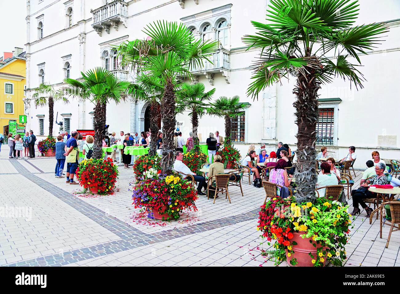 Spittal an der Drau: Cafe-Terrasse von Schloss Porcia, Carinzia | Utilizzo di tutto il mondo Foto Stock