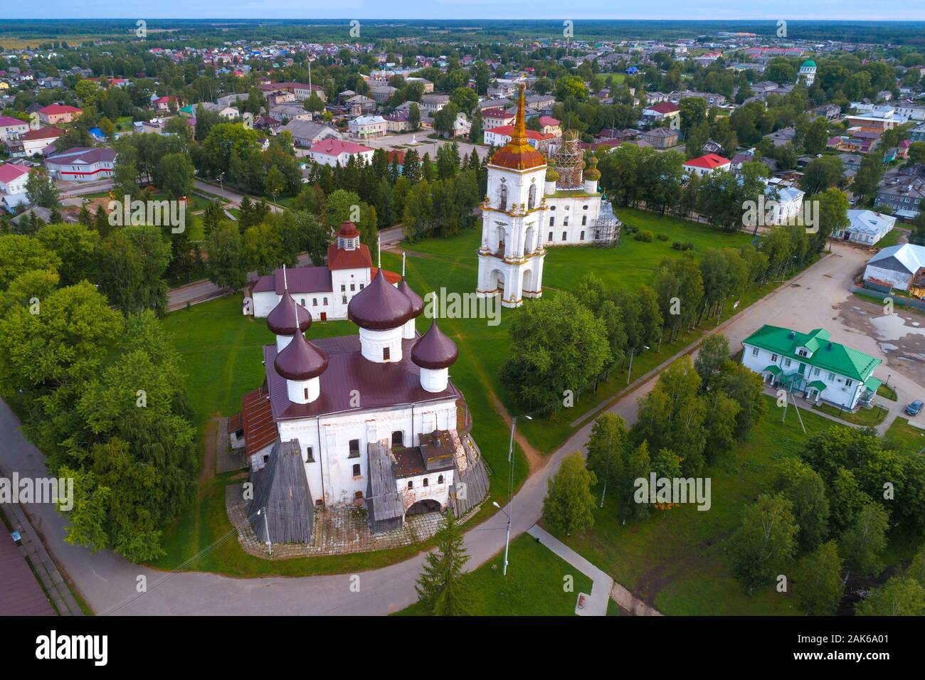 Vista dall'alto del complesso del tempio di Piazza del Duomo su un agosto di pomeriggio. Kargopol. Regione di Arkhangelsk, Russia Foto Stock