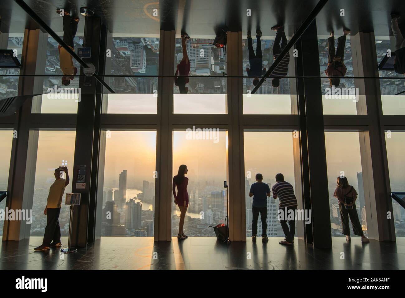Le persone al tetto del Maha Nakhon edificio in Sathon nella città di Bangkok in Thailandia in Southest Asia. Thailandia, Bangkok, Novembre 2019 Foto Stock