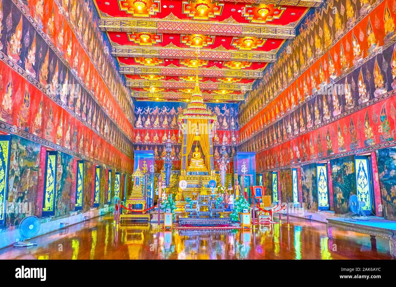 BANGKOK, Tailandia - 15 Aprile 2019: l'interno di Phuttaisawan Royal Hall con la golden Buddha e meravigliosi affreschi sulle pareti e sul soffitto, depi Foto Stock