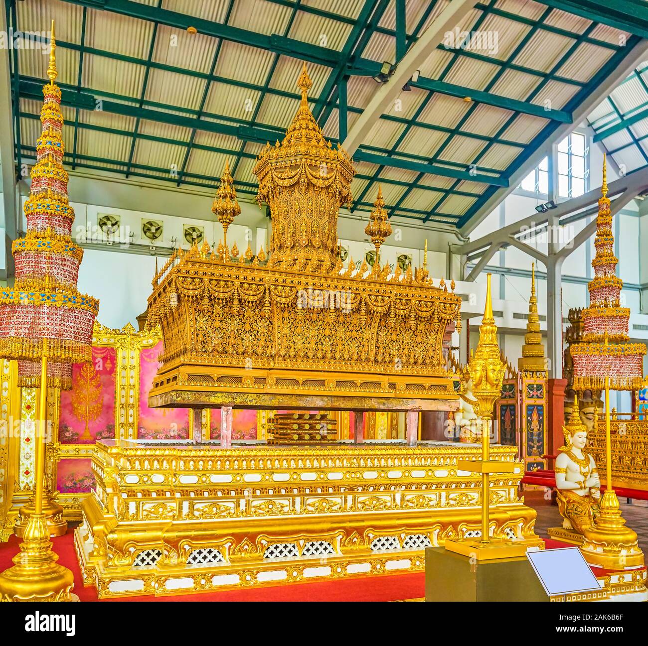 BANGKOK, Tailandia - 15 Aprile 2019: Il legno di sandalo intagliato urna del Re Rama IX esposti nel Museo Nazionale, il 15 aprile a Bangkok Foto Stock