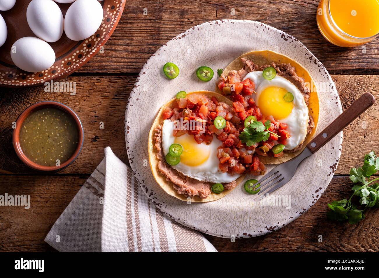 Delizioso stile messicano huevos rancheros con salsa, refried fagioli e tortilla di mais. Foto Stock