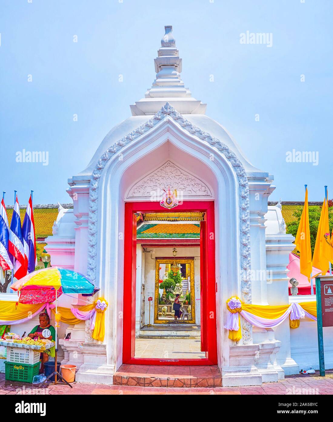 BANGKOK, Tailandia - 15 Aprile 2019: Il commerciante vende bouquet di fiori per la religione cerimonie presso i cancelli aperti del centro storico di Wat Suthat tempio, Foto Stock