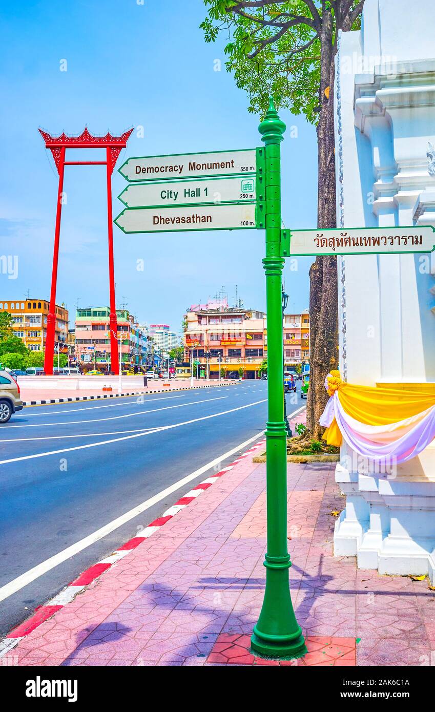 BANGKOK, Tailandia - 15 Aprile 2019: la strada cartello segni la direzione a diversi punti di riferimento della città, sorge in piazza con Ali gigante sul backg Foto Stock