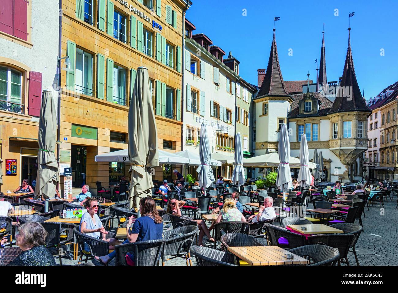 Kanton Neuenburg: Universitaetsstadt Neuchatel, Markplatz und Markthalle, Schweiz | Utilizzo di tutto il mondo Foto Stock