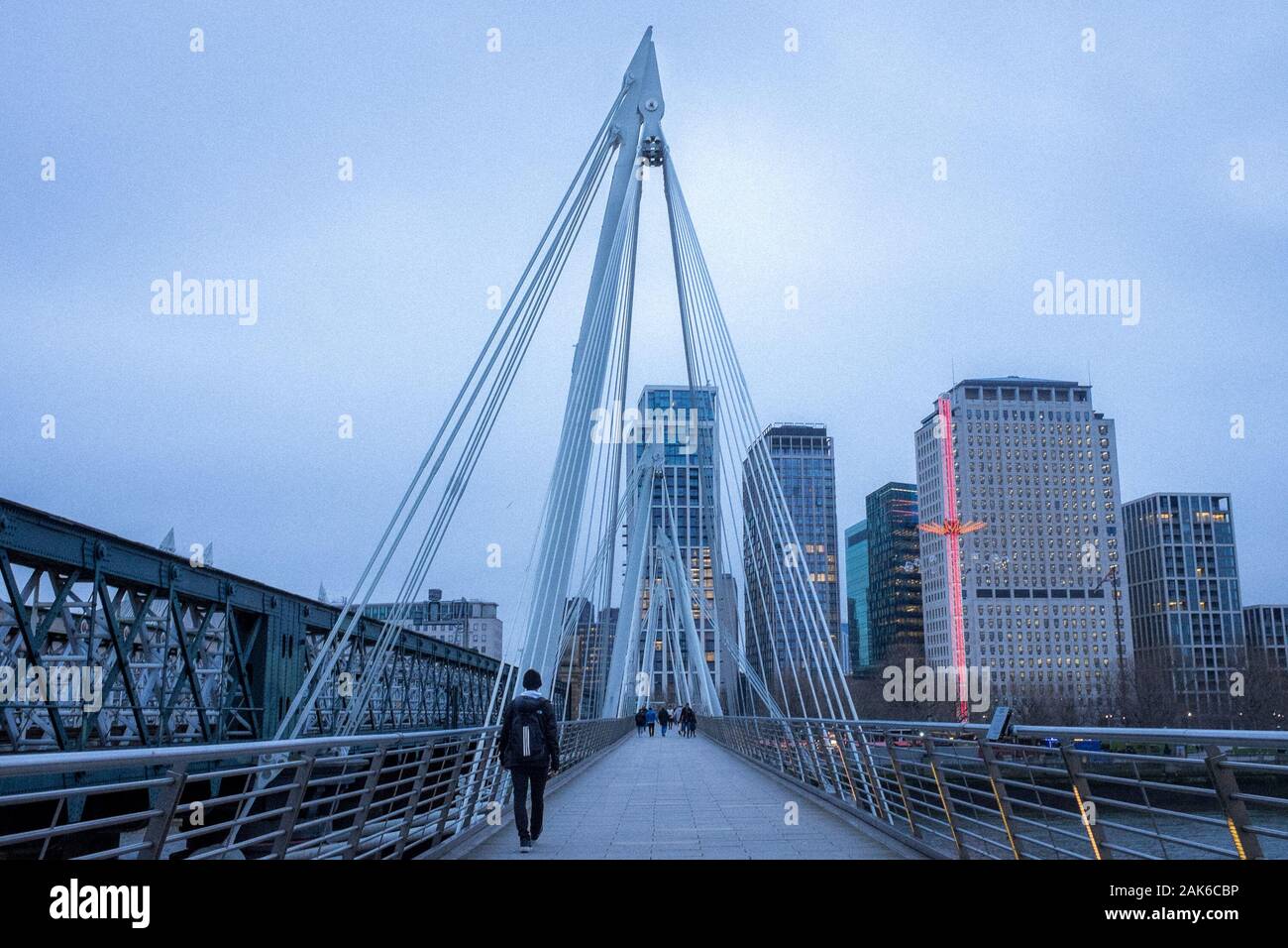 L'uomo cammina lungo il Golden Jubilee ponte sul fiume Thames, London, Regno Unito Foto Stock