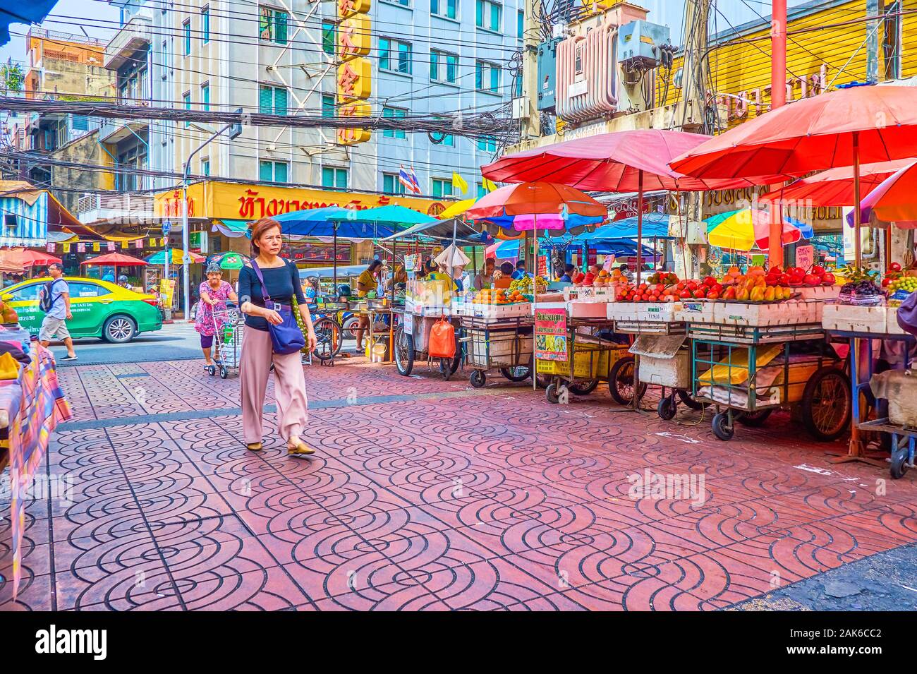 BANGKOK, Tailandia - 15 Aprile 2019: La piccola drogheria carri sono il tipico mercato di Chinatown si muove in platea, situato in stretti vicoli da parte di Yaowar Foto Stock
