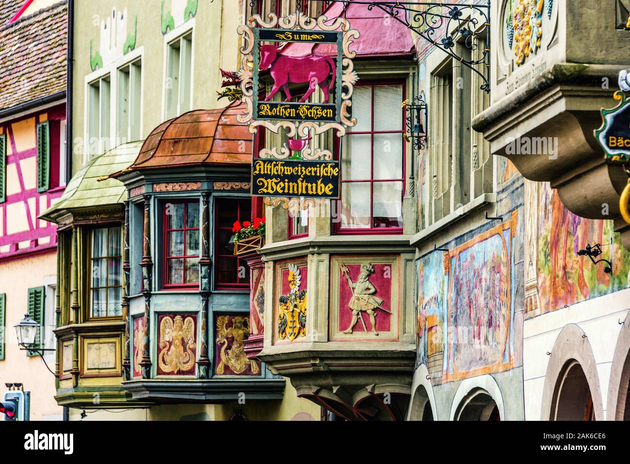 Kanton Schaffhausen: Stein am Rhein, Rathausplatz mit Fachwerkhaeusern und Fassadenmalereien, Schweiz | Utilizzo di tutto il mondo Foto Stock