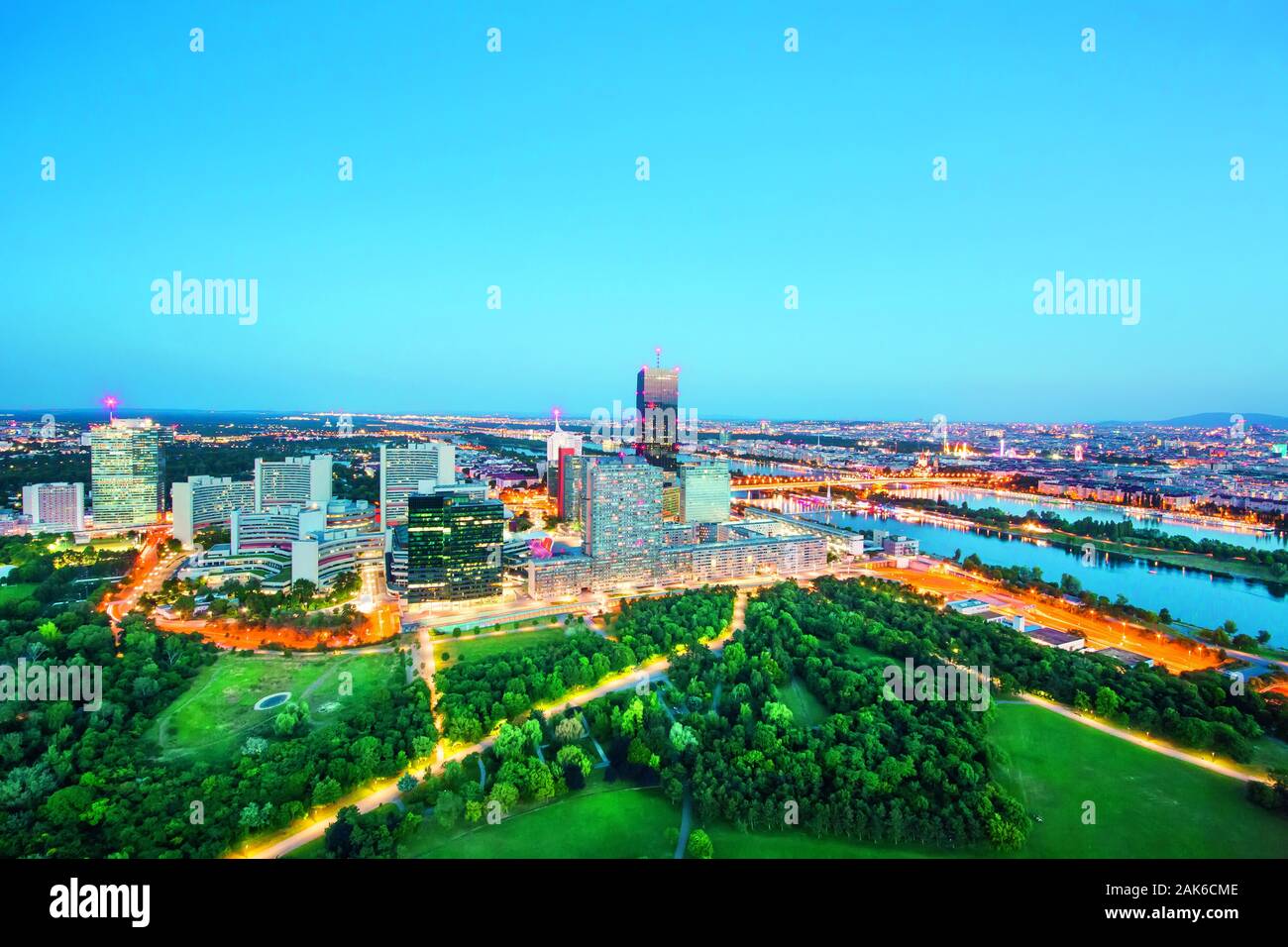 22. Bezirk/Donaustadt: Blick vom Donauturm auf die Donaucity, Wien | Utilizzo di tutto il mondo Foto Stock