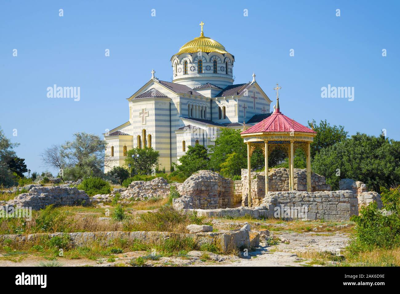 Vista della cattedrale di Vladimir in Khersones su un soleggiato giorno di giugno. Sebastopoli, Crimea Foto Stock