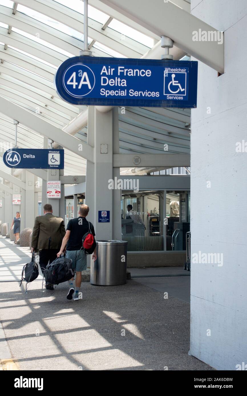 I viaggiatori che trasportano bagagli in aeroporto. Minneapolis Minnesota MN USA Foto Stock