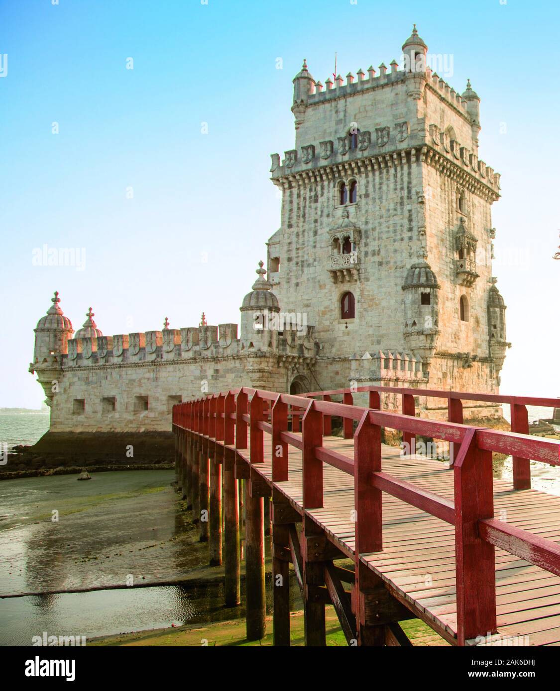 Stadtviertel Belem: la Torre de Belem (Tum von Belem) an der Tejomuendung, einst Leuchtturm, Gefaengnis und Waffenlager, lisbona | Utilizzo di tutto il mondo Foto Stock