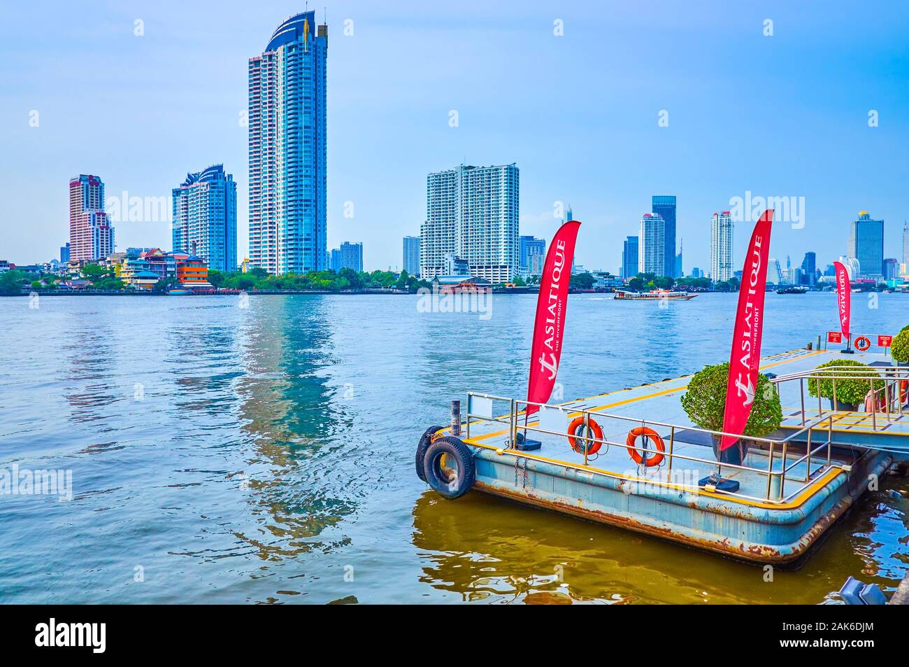 BANGKOK, Tailandia - 15 Aprile 2019: Il pantoon è utilizzato come il molo di Asiatique park, il luogo di arrivo turistico e navi passeggeri per il complesso Foto Stock