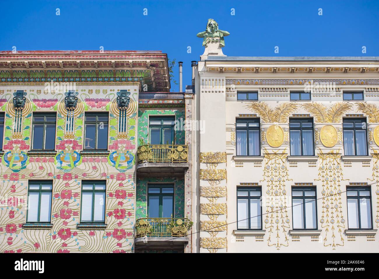 6. Bezirk/Mariahilf: Linke Weinzeile, Haus Nr. 38 (rechts) und das Majolikahaus (links), Wien | Utilizzo di tutto il mondo Foto Stock