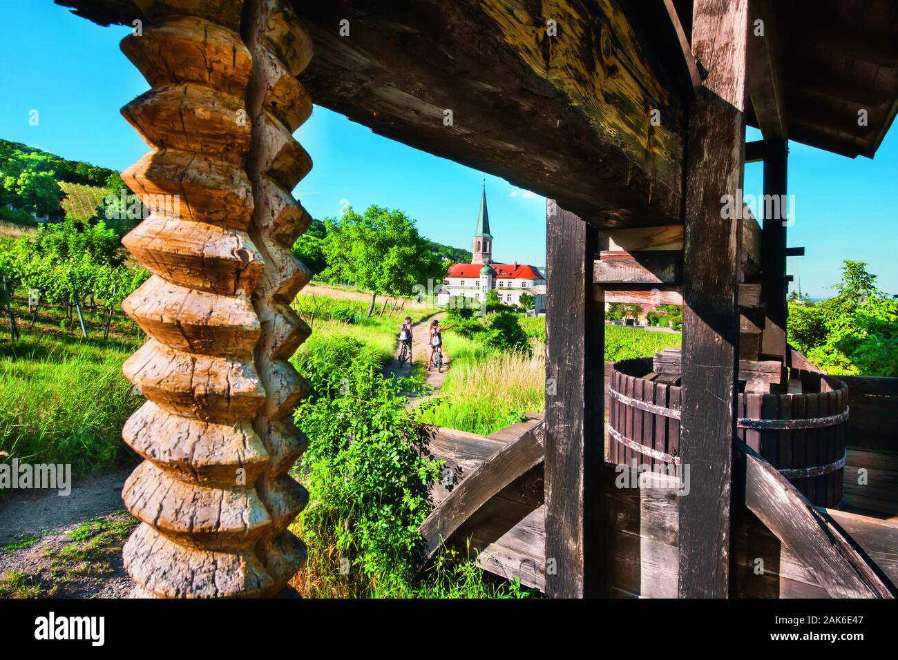 Niederoesterreich: Gumpoldskirchen, Alte Weinpresse und Pfarrkirche San Michele, Wien | Utilizzo di tutto il mondo Foto Stock