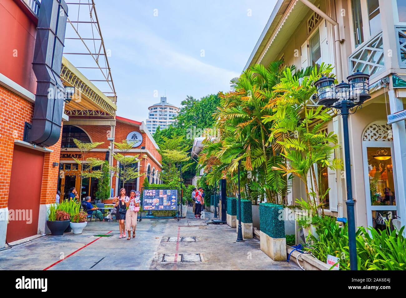 BANGKOK, Tailandia - 15 Aprile 2019: La scenic vicoli in Asiatique area dello shopping con storico ricostruito docks e magazzini in moderni magazzini Foto Stock