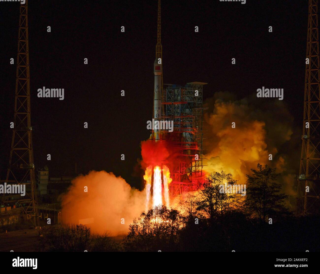 Xichang, cinese della provincia di Sichuan. Il 7 gennaio, 2020. Una nuova tecnologia di comunicazione via satellite sperimentale è stato lanciato da una lunga marcia-3B razzo vettore al Xichang Satellite Launch Center di Xichang, a sud-ovest della Cina di provincia di Sichuan, 7 gennaio 2020. Il satellite sarà utilizzato nella comunicazione, radio, televisione e trasmissione di dati, nonché ad alto throughput test di tecnologia. Credito: Guo Wenbin/Xinhua/Alamy Live News Foto Stock