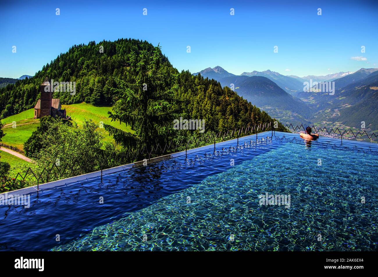 Bolzano/Avelengo: Piscina Infinity des Boutique-Hotels 'Miramonti' mit Blick ins Meraner Land, Suedtirol | Utilizzo di tutto il mondo Foto Stock