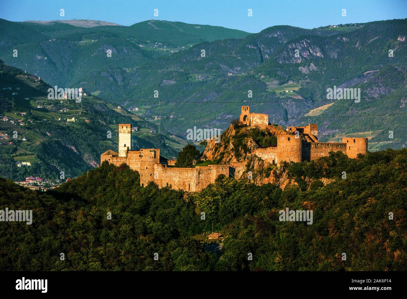 Bolzano: Schloss Firmiano, beherbergt den Hauptsitz der Messner Mountain Museum" (MMM) von Extrembergsteiger Reinhold Messner, Suedtirol | usage wo Foto Stock