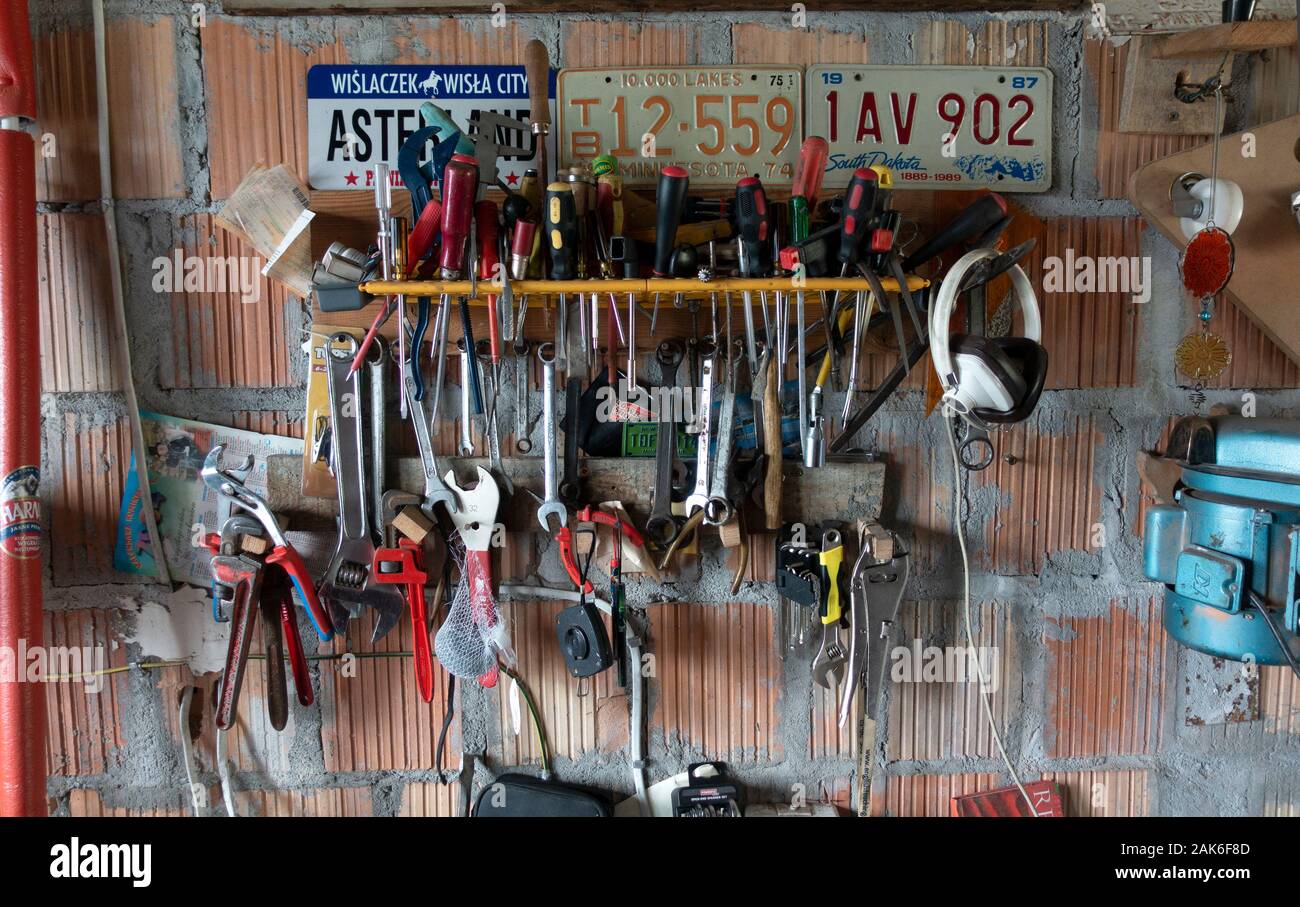 Officina meccanica strumenti appeso alla parete attrezzata Foto stock -  Alamy