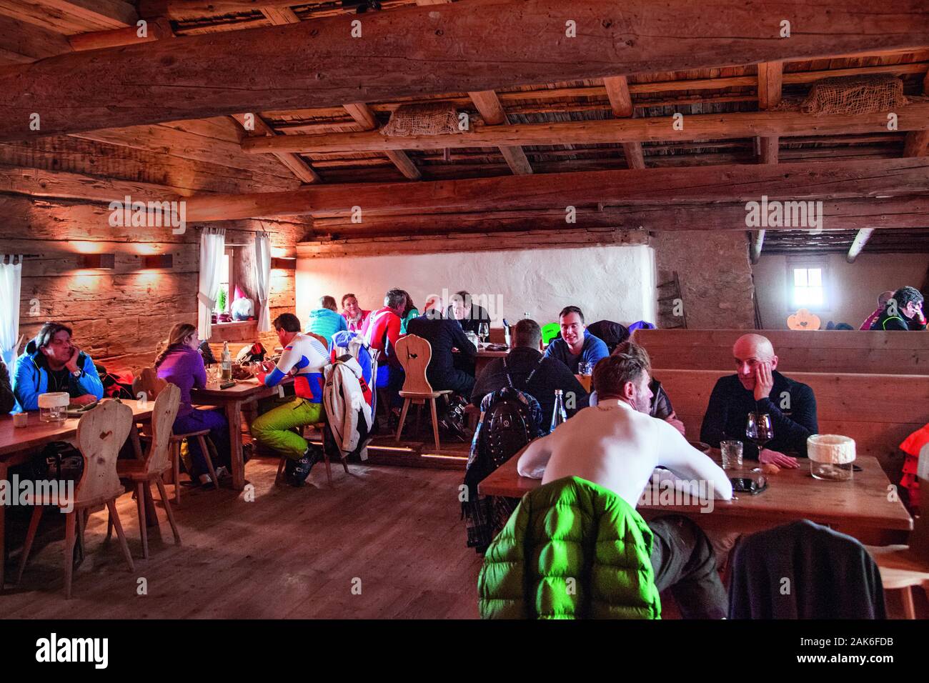 Groeden/SAN Ulrich: Skigebiet Seceda, Rast auf der Abfahrt 'La Longia' in der 'Ustaria Costamula', Suedtirol | Utilizzo di tutto il mondo Foto Stock