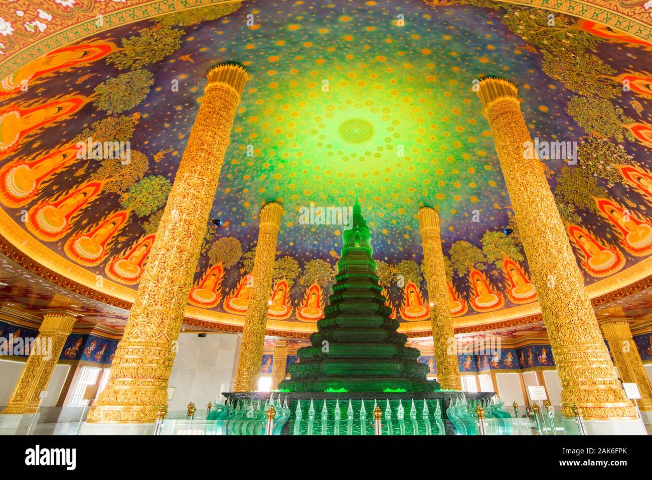 Il Wat Pak Nam tempio in Thonburi nei pressi della città di Bangkok in Thailandia in Southest Asia. Thailandia, Bangkok, Novembre 2019 Foto Stock