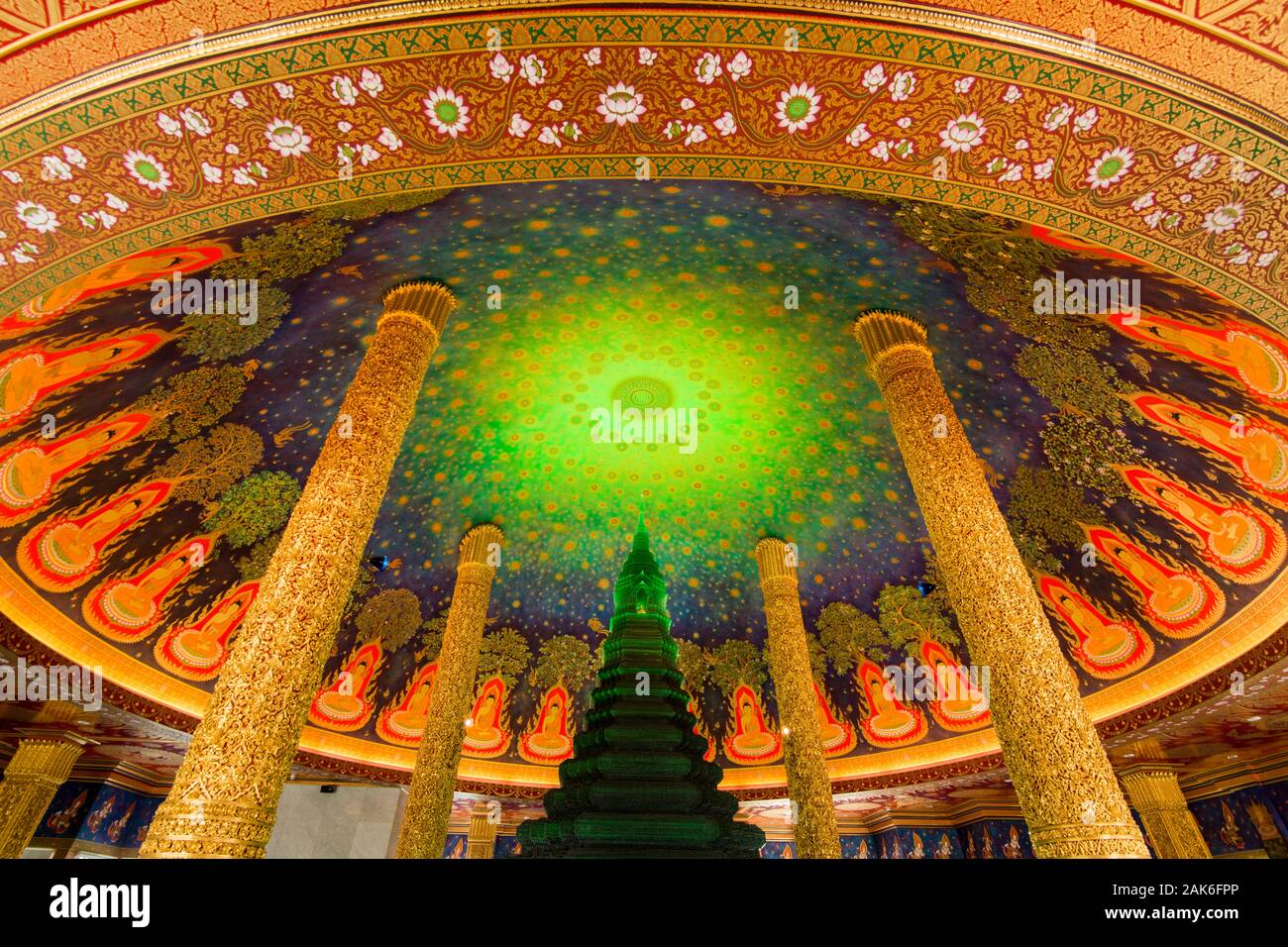 Il Wat Pak Nam tempio in Thonburi nei pressi della città di Bangkok in Thailandia in Southest Asia. Thailandia, Bangkok, Novembre 2019 Foto Stock