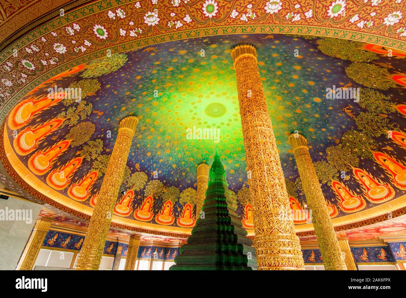 Il Wat Pak Nam tempio in Thonburi nei pressi della città di Bangkok in Thailandia in Southest Asia. Thailandia, Bangkok, Novembre 2019 Foto Stock