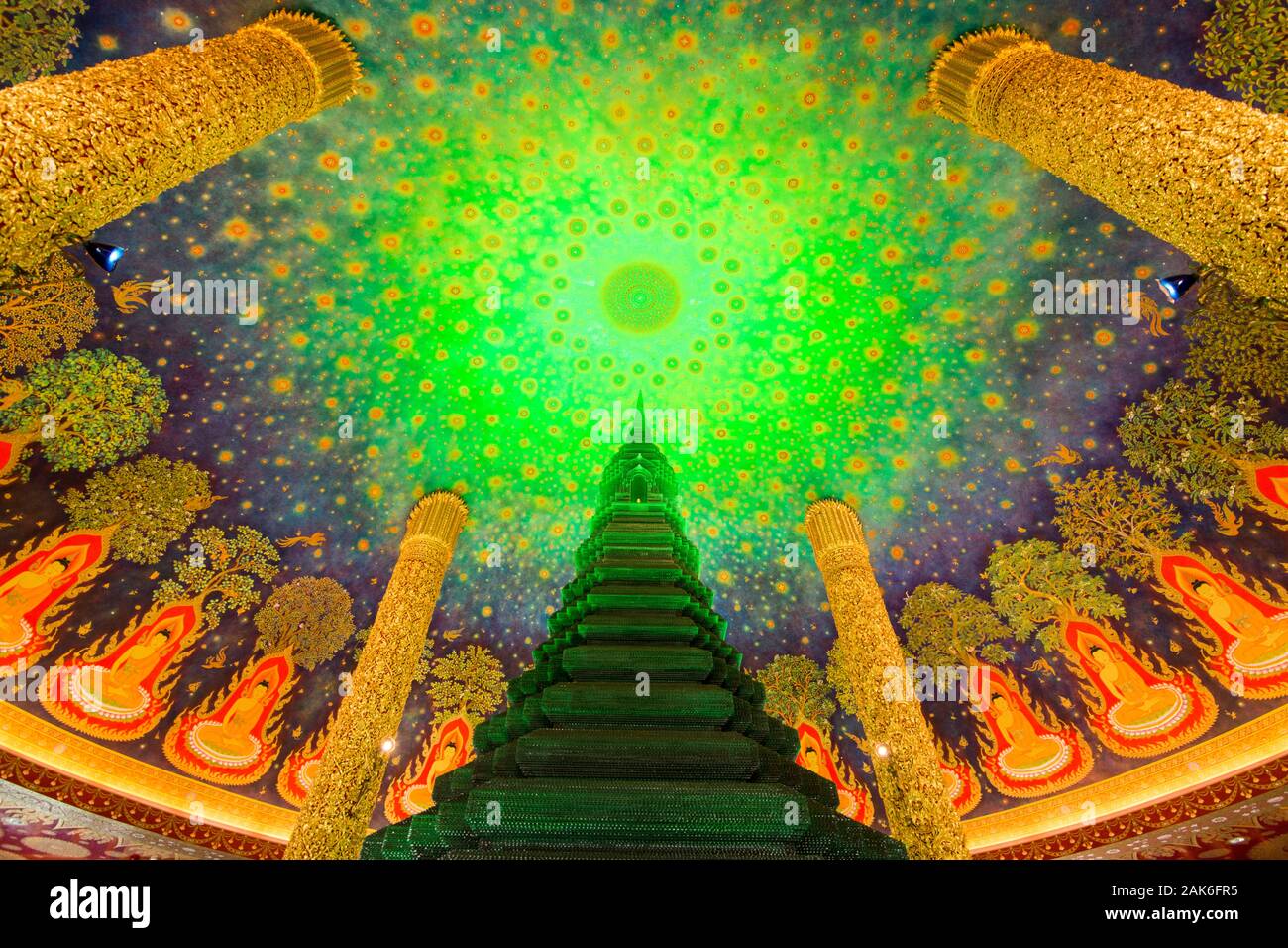 Il Wat Pak Nam tempio in Thonburi nei pressi della città di Bangkok in Thailandia in Southest Asia. Thailandia, Bangkok, Novembre 2019 Foto Stock