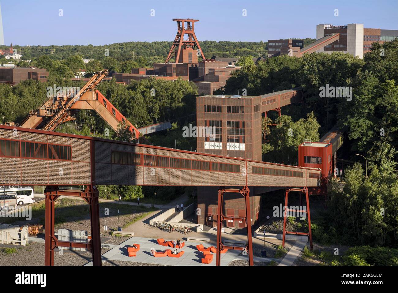 Essen: UNESCO-Welterbe Zollverein, ehemals groesste Steinkohlenzeche der Welt, Bandbruecke (Standseilbahn) zwischen Wiegeturm und Mischanlage auf dem Foto Stock