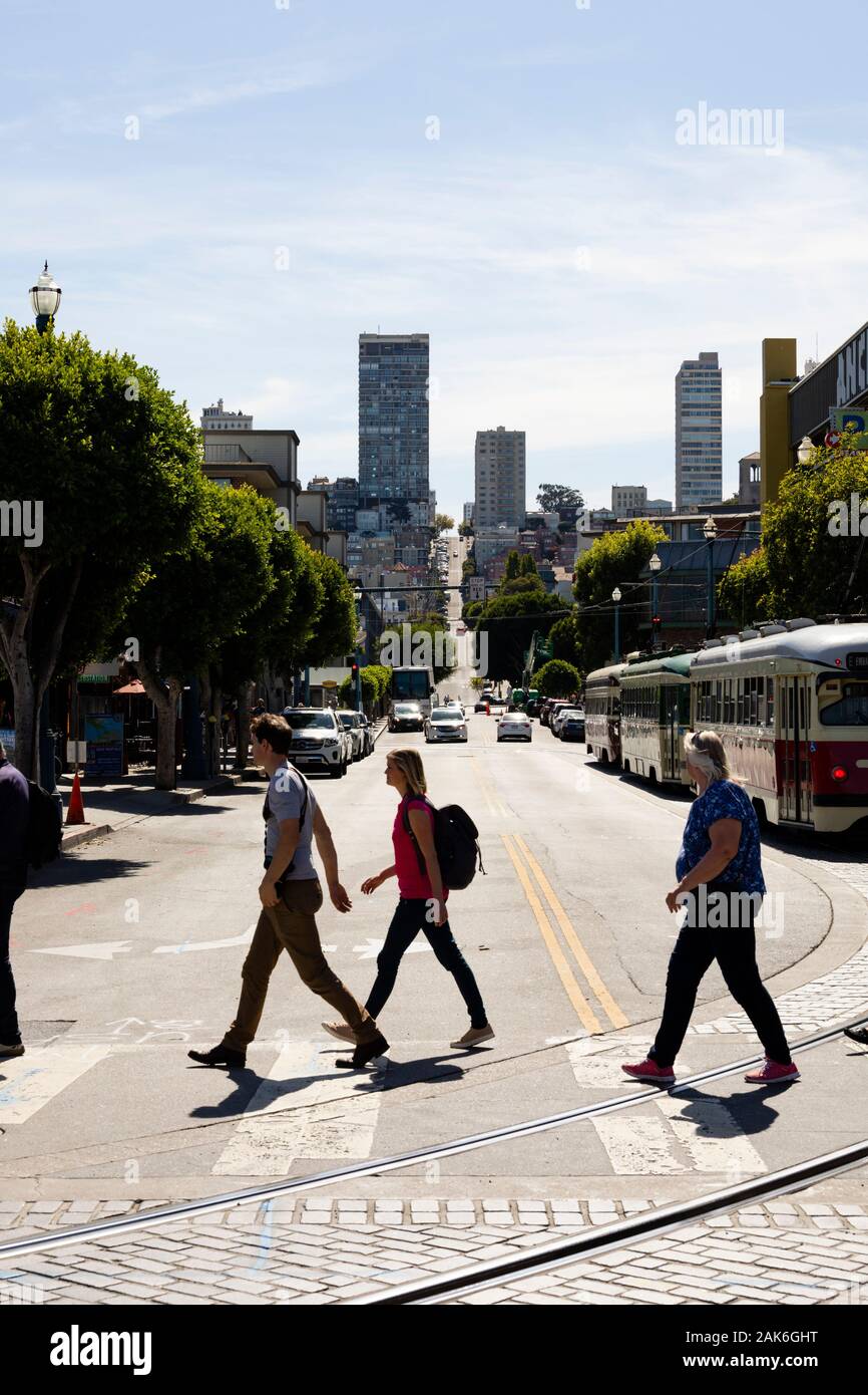 Pedoni e vintage tram tram su Taylor Street, San Francisco, California, Stati Uniti d'America Foto Stock