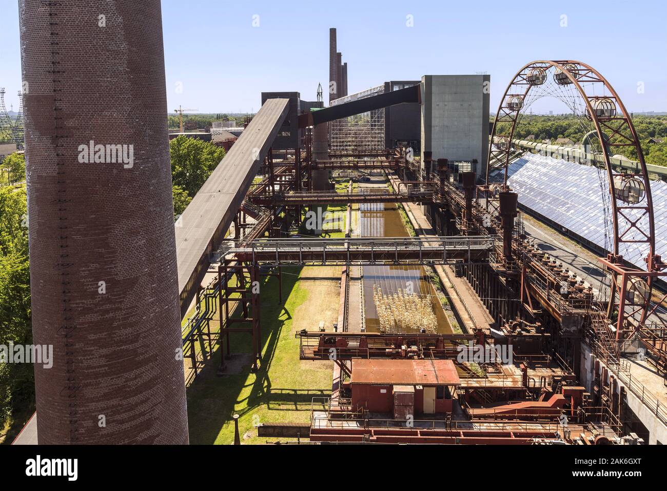 Essen: UNESCO-Welterbe Zollverein, ehemals groesste Steinkohlenzeche der Welt, Blick vom Dach der Mischanlage auf dem Gelaende der ehem. Kokerei, Ruhr Foto Stock