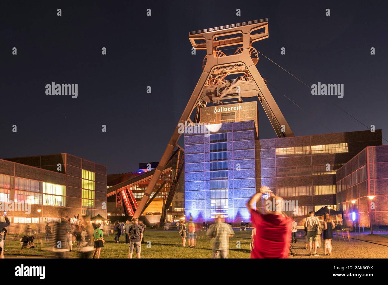 Essen: UNESCO-Welterbe Zollverein, ehemals groesste Steinkohlenzeche der Welt, Beleuchtung ehem. Schachthalle und Doppelbock-Foerderturm zur ExtraSchi Foto Stock