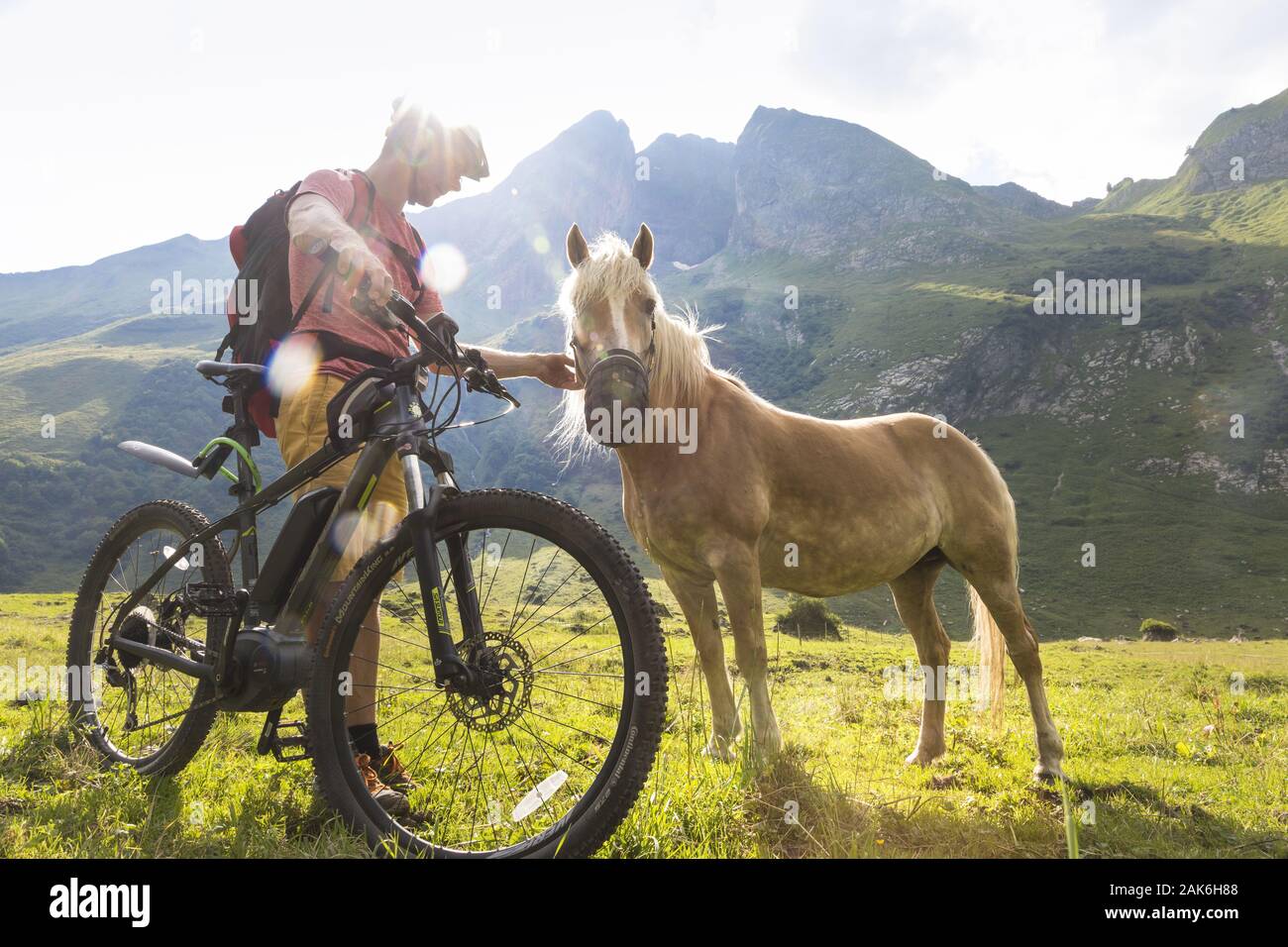 Oberstdorf: Mountainbike-Tour durch das Oytal mit Blick auf die Allgaeuer Alpen, Allgaeu | Utilizzo di tutto il mondo Foto Stock